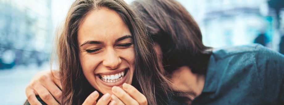 Gothaer Zahnzusatzversicherung (Zahnbehandlung & Zahnersatz): Eine Frau lacht herzlich.
